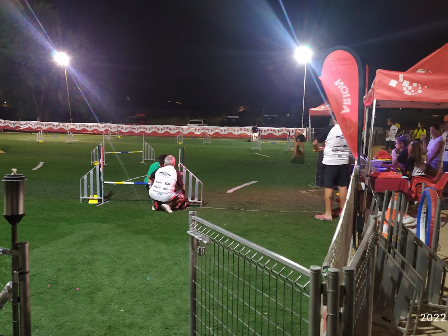 Público y participantes en una prueba de Agility organizada por Dogquijote
