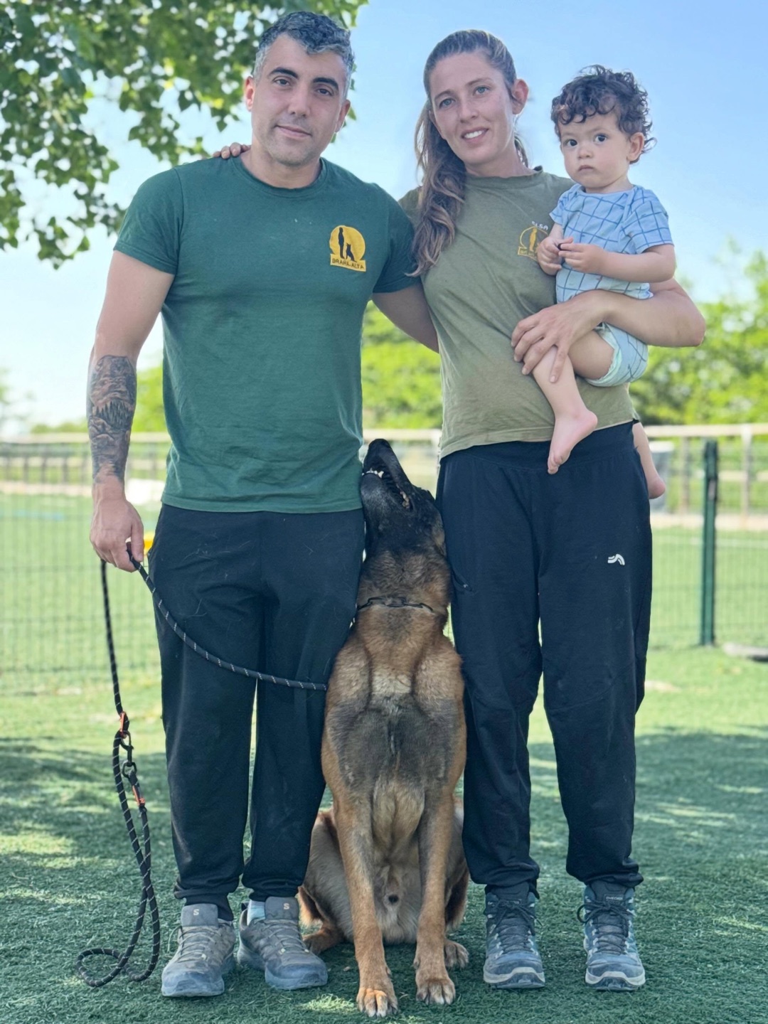 Familia con su bebé y su pastor belga malinois en las instalaciones de Dogquijote