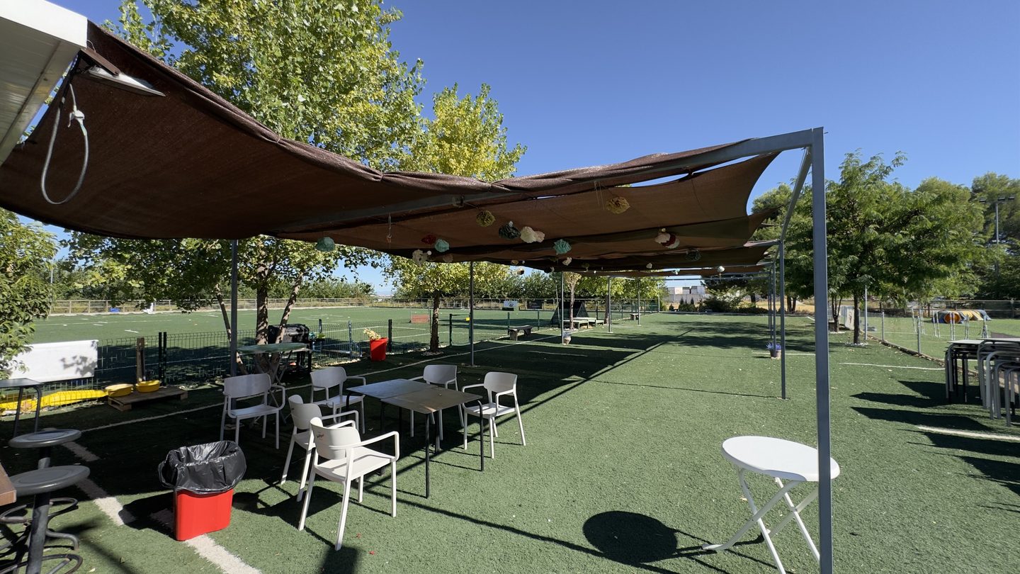 Terraza con mesas a la sombra en el centro canino