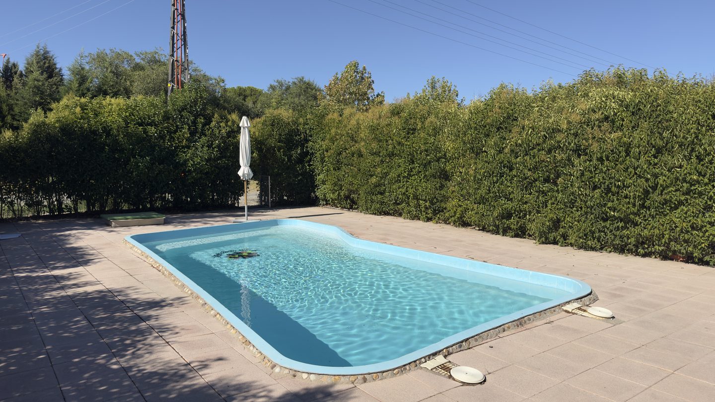La piscina de la residencia, rodeada de seto, en la finca de Dogquijote